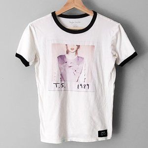 Taylor Swift 1989 World Tour concert tee